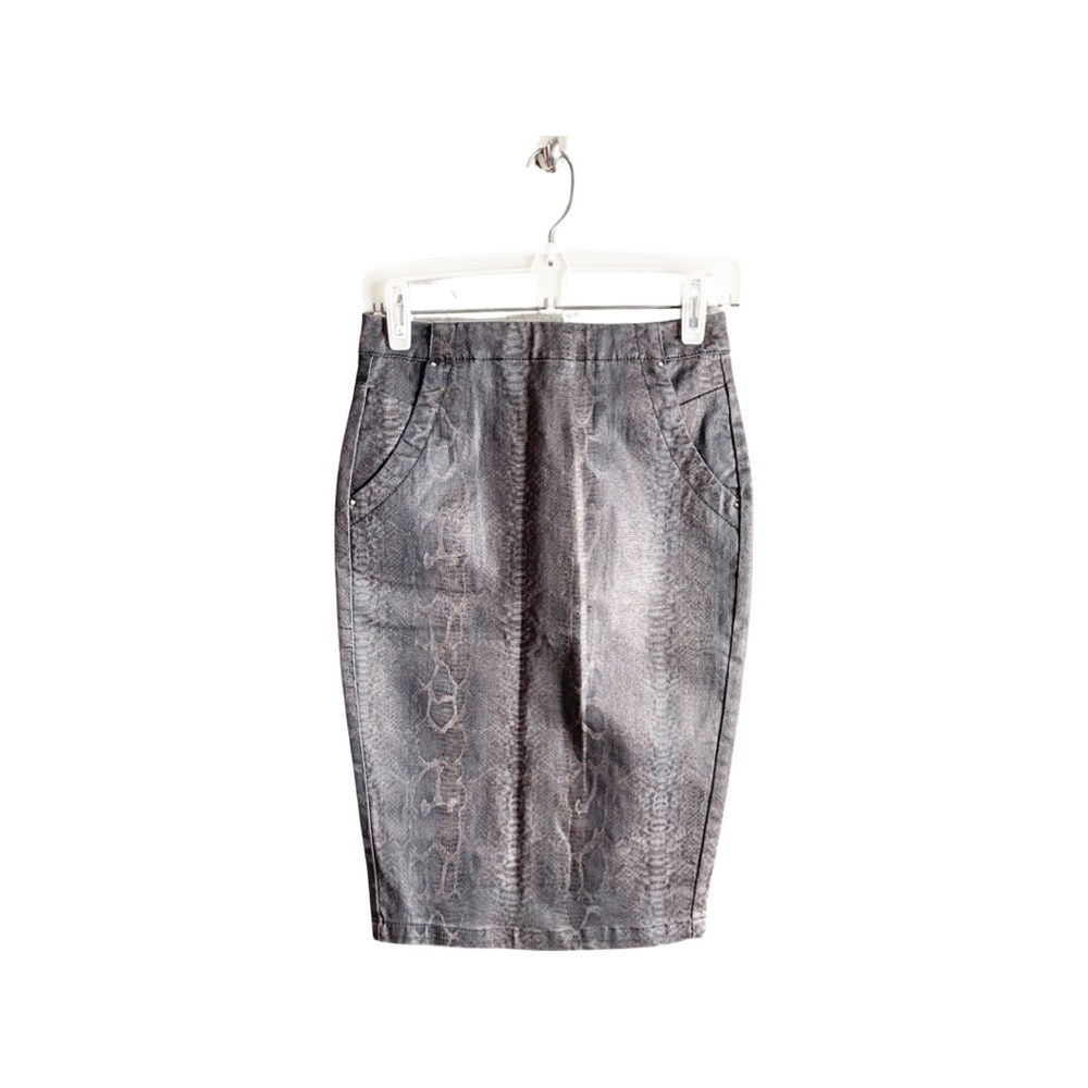 Maggie double back zip gray reptile print with two pockets size 4 Pencil skirt.